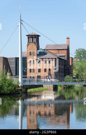 Das Museum of Making in Derby Silk Mill über dem Fluss Derwent, Riverside, Derby, Derbyshire, England, Vereinigtes Königreich Stockfoto