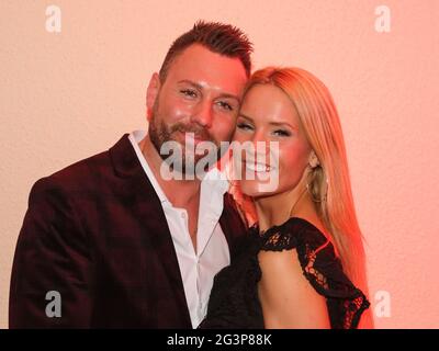 Die deutsche Popsängerin Sonia Liebing mit Ehemann Markus beim Adventfest der 100000 Lichter 30.11.19 Stockfoto