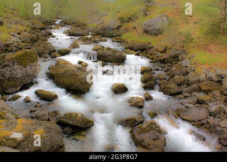 Wasser fließt über Felsen - Bondhusvatnet Stockfoto