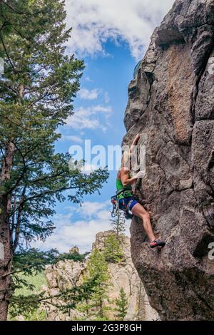 6/6/21 - Boulder, Colorado - Eine Frau arbeitet die Bewegungen auf einem schwierigen Felsklettern im Boulder Canyon aus Stockfoto