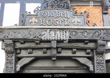 Holzeingang zum Old Bell Hotel aus dem 17. Jahrhundert, Sadler Gate, Cathedral Quarter, Derby, Derbyshire, England, Vereinigtes Königreich Stockfoto