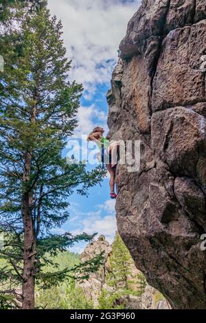 6/6/21 - Boulder, Colorado - Eine Frau arbeitet die Bewegungen auf einem schwierigen Felsklettern im Boulder Canyon aus Stockfoto