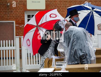 Ascot, Bergen, Großbritannien. Juni 2021. Racegoers, die am Ladies Day bei Royal Ascot ankommen. Nach einer Hitzewelle in den letzten Tagen gibt es heute eine gelbe Wetterwarnung vor Gewittern. Quelle: Maureen McLean/Alamy Live News Stockfoto