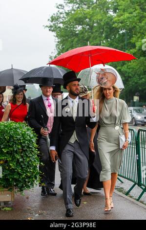 Ascot, Bergen, Großbritannien. Juni 2021. Racegoers, die am Ladies Day bei Royal Ascot ankommen. Nach einer Hitzewelle in den letzten Tagen gibt es heute eine gelbe Wetterwarnung vor Gewittern. Quelle: Maureen McLean/Alamy Live News Stockfoto