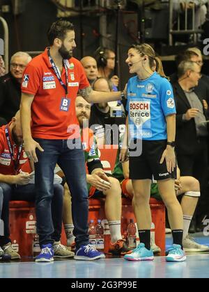 Cheftrainer Bennett Wiegert SC Magdeburg im Gespräch mit DHB-Handballschiedsrichter Tanja Kuttler Stockfoto