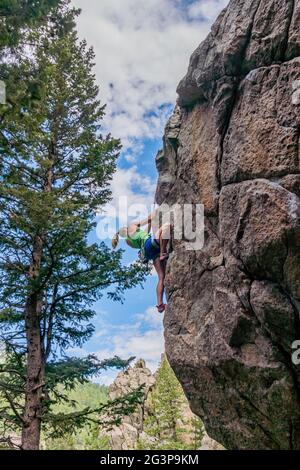 6/6/21 - Boulder, Colorado - Eine Frau arbeitet die Bewegungen auf einem schwierigen Felsklettern im Boulder Canyon aus Stockfoto