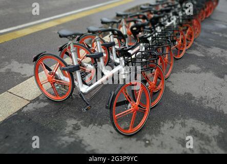 Mobile mieten Sie eine Bikestation in Mailand. Stockfoto