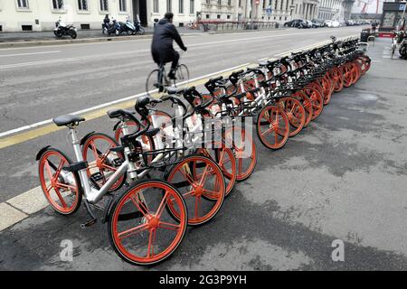 Mobile mieten Sie eine Bikestation in Mailand. Stockfoto