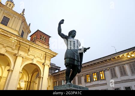 Die Statue des römischen Kaiser Konstantin und St. Lorenzo roman Kirche beleuchtet in der Nacht, in Mailand. Italien. Stockfoto