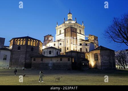 St. Lorenzo römische Kirche beleuchtet in der Nacht, in Mailand. Italien. Stockfoto