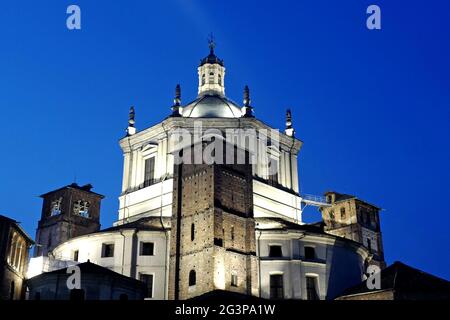 St. Lorenzo römische Kirche beleuchtet in der Nacht, in Mailand. Italien. Stockfoto