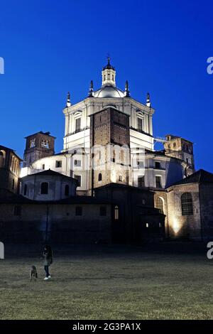 St. Lorenzo römische Kirche beleuchtet in der Nacht, in Mailand. Italien. Stockfoto