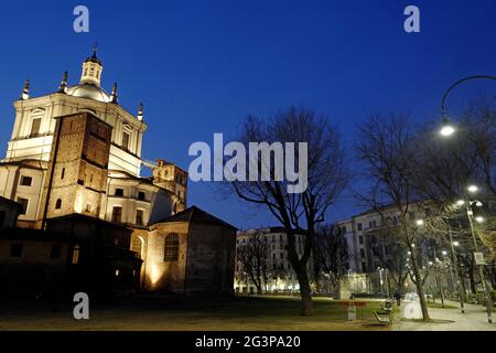 St. Lorenzo römische Kirche beleuchtet in der Nacht, in Mailand. Italien. Stockfoto