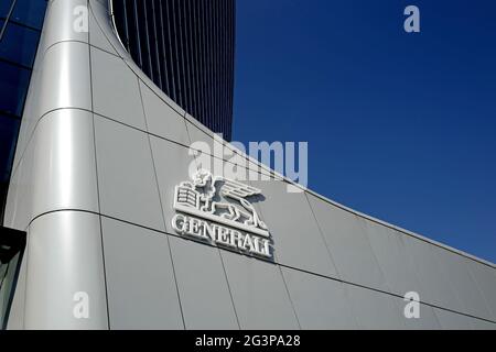 Moderner architektonischer Wolkenkratzer-Eingang mit Logo der Generali Insurance Company in Mailand. Stockfoto