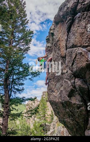 6/6/21 - Boulder, Colorado - Eine Frau arbeitet die Bewegungen auf einem schwierigen Felsklettern im Boulder Canyon aus Stockfoto