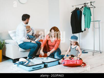 Glückliche Familie, die in den Urlaub ging. Stockfoto