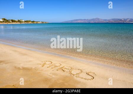 Santa Maria Strand in der Nähe von Naoussa, in der Bucht von Plastira auf der Insel Paros. Kykladen, Griechenland Stockfoto