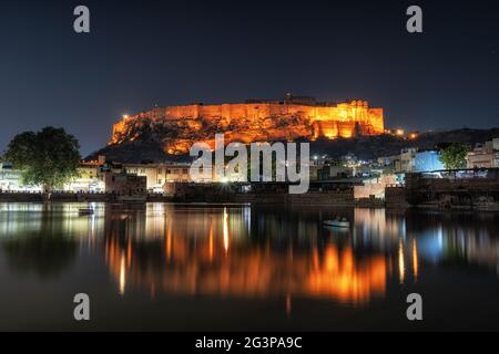 Mehrangarh Fort bei Nacht Reflexion Stockfoto