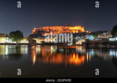 Mehrangarh Fort bei Nacht Reflexion Stockfoto