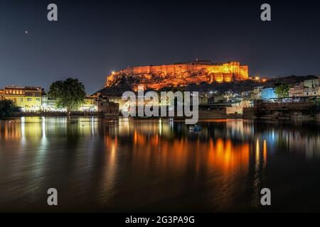 Mehrangarh Fort bei Nacht Reflexion Stockfoto