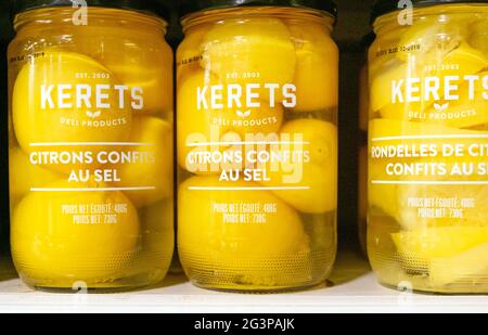 Konserviertes Gemüse in Jars in einem Deli Stockfoto