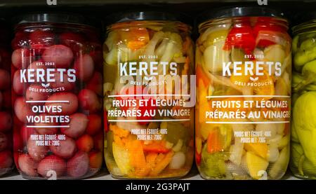 Konserviertes Gemüse in Jars in einem Deli Stockfoto