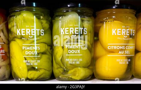 Konserviertes Gemüse in Jars in einem Deli Stockfoto