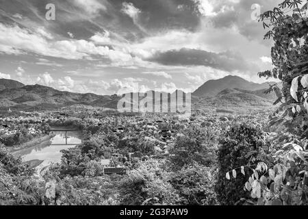 Schwarz-Weiß-Panorama der Landschaft Mekong Fluss und Luang Prabang Stadt in Laos Weltreise in Südostasien. Stockfoto