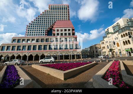 Der neue, moderne Wohn- und GeschäftsOpera-Turm wurde über den Resten des alten Opernhauses am Strand von Tel Aviv erbaut. Israel Stockfoto