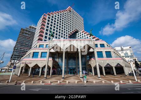 Der neue, moderne Wohn- und GeschäftsOpera-Turm wurde über den Resten des alten Opernhauses am Strand von Tel Aviv erbaut. Israel Stockfoto