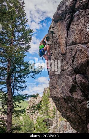 6/6/21 - Boulder, Colorado - Eine Frau arbeitet die Bewegungen auf einem schwierigen Felsklettern im Boulder Canyon aus Stockfoto