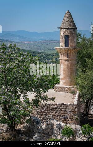 Hittin Village Moschee. Die Moschee ist die einzige vollständige Struktur, die aus dem arabischen Dorf, das wahrscheinlich die kanaanäische Stadt Ziddim war, blieb. Stockfoto