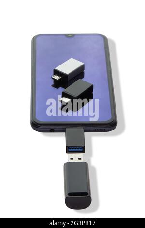 Isoliert auf einem Telefon mit weißem Hintergrund oder Smartphone mit USB OTG-Datenübertragung, die an ein USB-Flash-Laufwerk angeschlossen ist Stockfoto