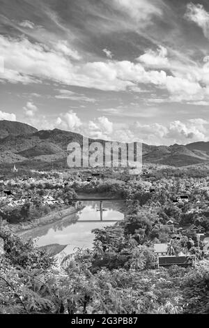 Schwarz-Weiß-Panorama der Landschaft Mekong Fluss und Luang Prabang Stadt in Laos Weltreise in Südostasien. Stockfoto