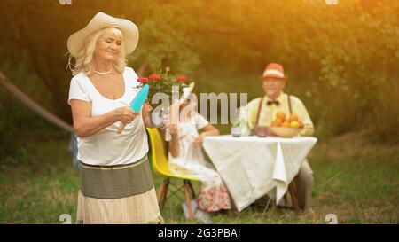 Freundliche Familie verbringt Freizeit in einem wunderschönen Sommergarten Stockfoto