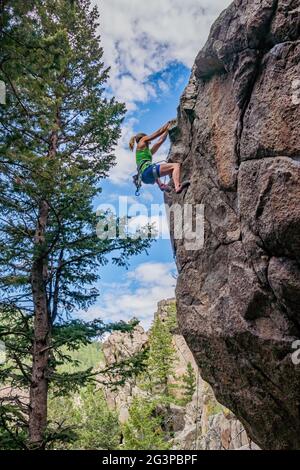 6/6/21 - Boulder, Colorado - Eine Frau arbeitet die Bewegungen auf einem schwierigen Felsklettern im Boulder Canyon aus Stockfoto