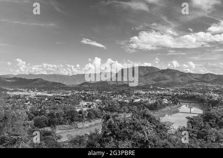 Schwarz-Weiß-Panorama der Landschaft Mekong Fluss und Luang Prabang Stadt in Laos Weltreise in Südostasien. Stockfoto