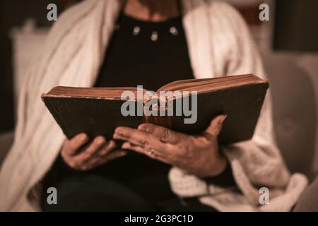 Ältere Frau Hält Ein Antikes Buch In Den Händen Nahaufnahme Stockfoto