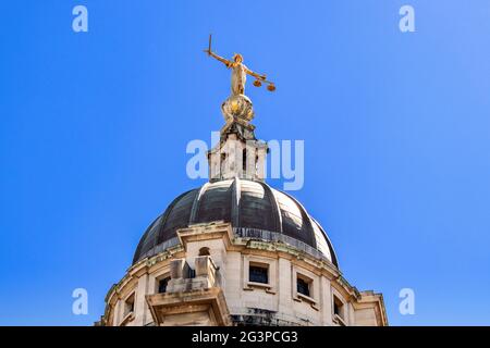 LONDON ENGLAND KUPPEL UND GOLDSTATUE DER LADY JUSTICE ALTEN BAILEY CENTRAL CRIMINAL COURT FÜR ENGLAND UND WALES AN EINEM TAG IM SOMMER Stockfoto