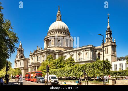 LONDON ENGLAND ST. PAULS CATHEDRAL UND ROTE DOPPELDECKERBUSSE AN EINEM SOMMERTAG Stockfoto