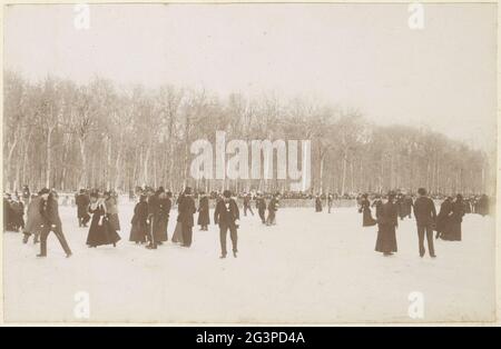 Menschen auf einer Eisbahn, vermutlich in Frankreich. Teil des Fotoalbums eines französischen Amateurfotografen mit Aufnahmen einer Familie, der Brennerei Delizy & Doakau Fils, der Armee und Sehenswürdigkeiten in Frankreich. Stockfoto