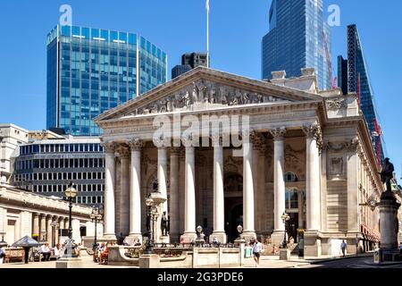 LONDON ENGLAND DAS ROYAL EXCHANGE BUILDING AN EINEM SOMMERTAG Stockfoto