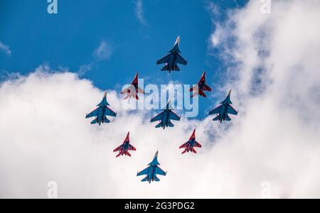 Moskau, Russland - 05. Mai 2021: Diamantform von 4 Mig-29 die russischen Ritter und 5 Su-27 Swifts in den Himmel über dem Roten Platz in der Gruppe Cuban Diamond Stockfoto