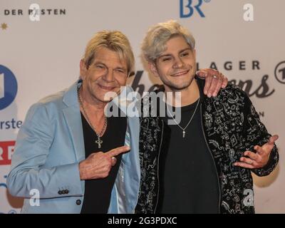 Der deutsche Sänger Matthias Reim mit Sohn Julian ARD TV Show Schlagerchampions 2020 11.1.2020 Berlin Stockfoto