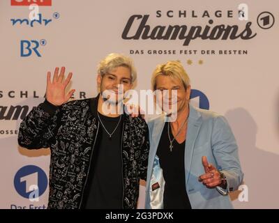 Der deutsche Sänger Matthias Reim mit Sohn Julian ARD TV Show Schlagerchampions 2020 11.1.2020 Berlin Stockfoto