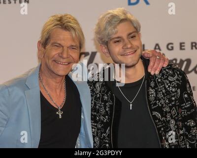 Der deutsche Sänger Matthias Reim mit Sohn Julian ARD TV Show Schlagerchampions 2020 11.1.2020 Berlin Stockfoto