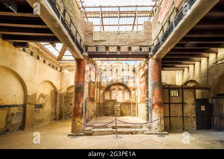 Zimmer, das als Sakellum (kleiner Schrein) im vierten Stil dekoriert diente - College of the Augustales (Sede degli Augustali) - Herculaneum Ruinen, Italien Stockfoto