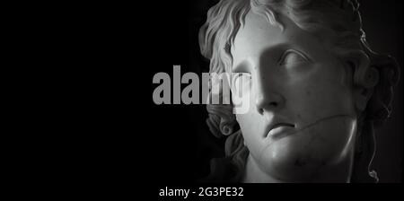 Weiße Gips Büste Portrait Skulptur vor einem dunklen Hintergrund mit Copyspace, Kopfansicht. Kopf- und Schulterdetail aus Stein und Stockfoto