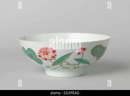Flache, gerade Schale mit Lotuspflanze, Schwimmente und Schmetterlingen. Breite, flache Schale aus Porzellan mit gerader Wand, auf die Glasur in blau, rot, rosa, grün, gelb und schwarz gemalt. Auf der Außenseite der Schale eine große Lotuspflanze mit einer schwimmenden Ente und einigen Schmetterlingen; die Innenseite der Schale mit zwei prunusblüten und einem Knopf. Auf der Unterseite ist das Zeichen von Kaiser Yongzheng mit sechs Zeichen in einem Doppelkreis markiert. Familie Rose. Stockfoto