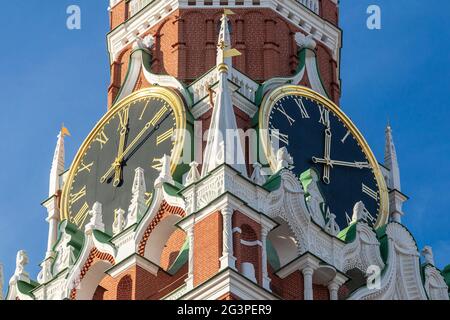 Die Kremluhr oder Kremlgimm ist eine historische Uhr auf dem Spasskaya-Turm des Moskauer Kremls. Russland Stockfoto